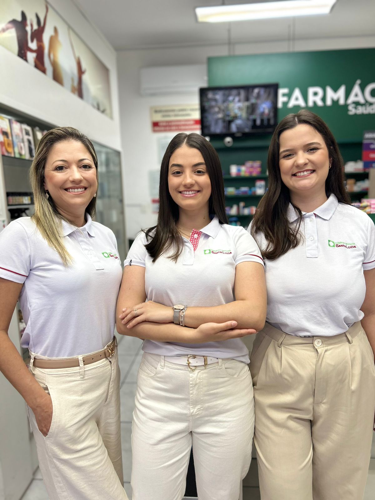 Farmacêutico da Santa Luzia preparando medicamento